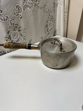 Vintage Household Institute Aluminum 1 qt. Saucepan with Wood Handle.Made in USA